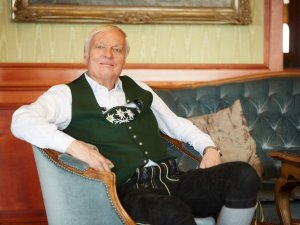 Der Hotelier vom Hotel Prinz-Luitpold-Bad in Bad Hindelang auf einem Sessel