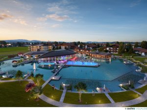 Die Außenansicht des Hotels König Ludwig in Schwangau mit großem Außenpool im Sommer.