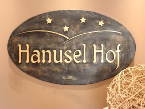 Schild mit dem Logo des Hanusel Hof in Weitnau / Hellengerst