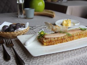 Ansprechend angerichteter Fisch auf einer Honig Wabe im Hanusel Hof in Weitnau / Hellengerst