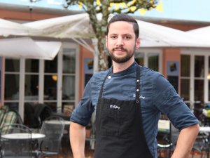 Ein Koch des Hotels Mohren in Oberstdorf steht vor dem Café