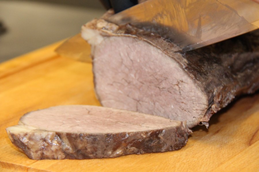 Hotel Mohren Speise Ein Braten wird im Hotel Mohren in Oberstdorf zugeschnitten