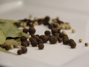 Pfefferkörner und Lorbeerblätter dienen als Gewürze im Hotel Mohren in Oberstdorf