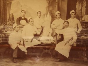 Ein altes schwarz weiß Foto zeigt die damaligen Mitarbeiter im Hotel Schlosskrone in Füssen