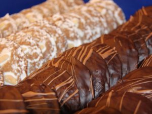 Eine Auswahl an Lebkuchen in der Auslage der eigenen Konditorei im Hotel Schlosskrone in Füssen