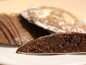 Drei Lebkuchen aus der eigenen Konditorei im Hotel Schlosskrone in Füssen liegen auf einem Teller