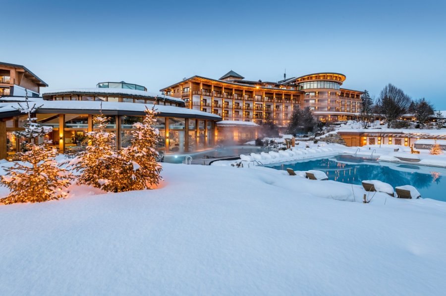 Sonnenalp Resort Außenansicht Winter Weihnachten