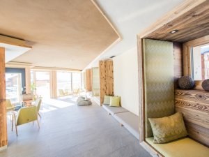 Einblick in den hellen Wellnessbereich im Biohotel Eggensberger in Füssen / Hopfen am See mit Entspannungsmöglichkeiten.