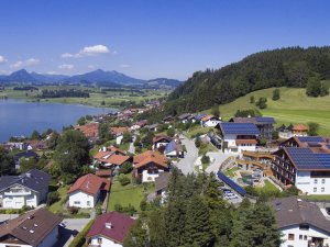 Die Außenansicht des Biohotels Eggensberger in Füssen / Hopfen am See.