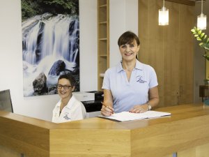 Zwei Mitarbeiterinnen an der Rezeption im Biohotel Eggensberger in Füssen / Hopfen am See.