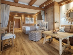 Einblick in eines der gemütlichen und modernen Zimmer im Sonnenalp Resort in Ofterschwang