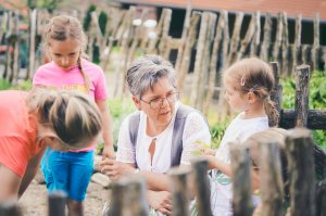 Renate erklärt, was im Garten wächst