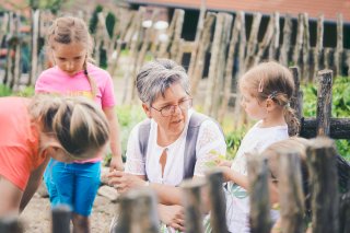 Renate erklärt, was im Garten wächst