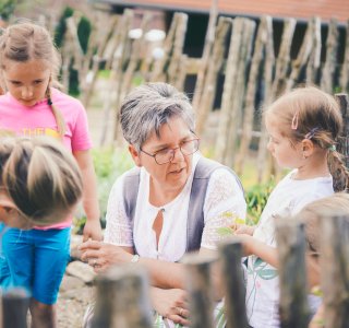 Renate erklärt, was im Garten wächst