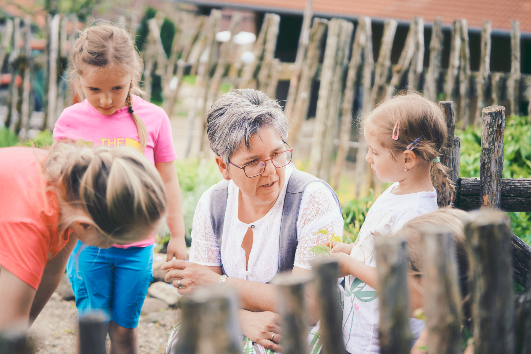 Renate erklärt, was im Garten wächst