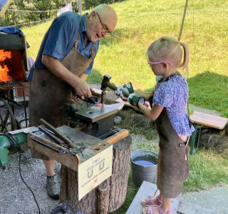 Handwerkertag-Hufeisen schmieden