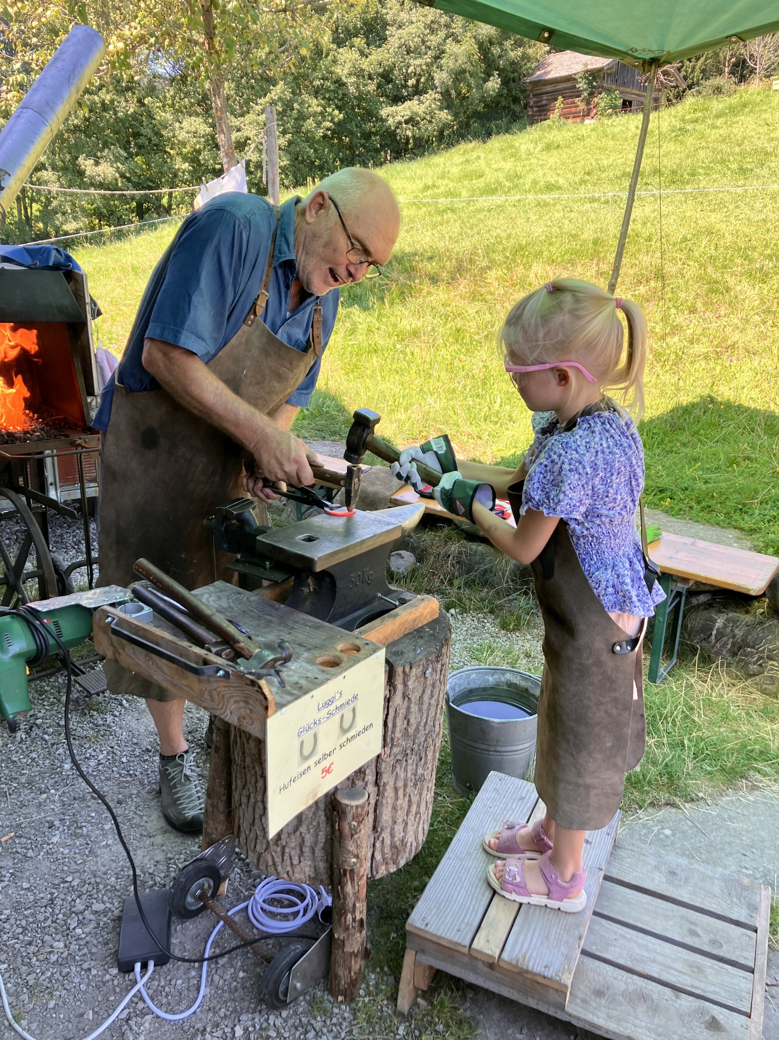 Handwerkertag-Hufeisen schmieden