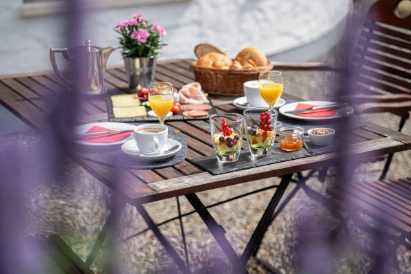 Alma Frühstück auf der Terrasse