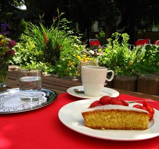 Kaffeegenuss im idyllischen Garten