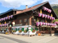 Unser Gasthof erstrahlt in der Sommersonne