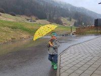 Ein bunter Regenschirm macht gute Laune