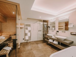 Badezimmer mit Sauna Spa Suite Widderstein
