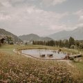 Schwimmteich mit Sonnendeck