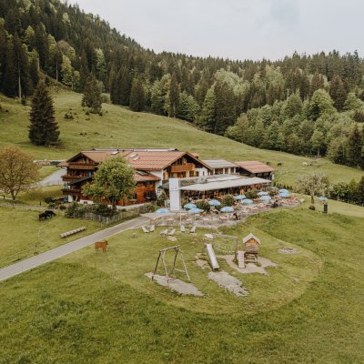 Außenansicht mit Abenteuerspielplatz