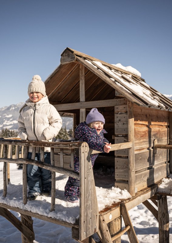 Kinder spielen im Schnee