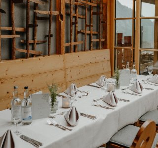 Festlich dekorierte Alpe Dornach