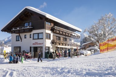 Sonnen-Terrasse der Alpe Oberstdorf Bei schönem Wetter können Sie nachmittags auf der Terrasse einen heißen Kaffee oder Tee mit einem Stück Kuchen genießen, bevor es wieder zurück auf die Piste geht.
