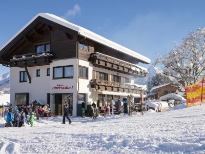 Bei schönem Wetter können Sie nachmittags auf der Terrasse einen heißen Kaffee oder Tee mit einem Stück Kuchen genießen, bevor es wieder zurück auf die Piste geht.