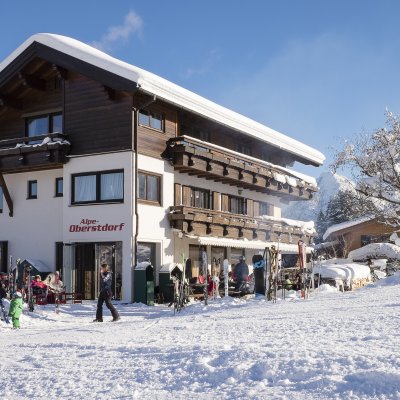 Bei schönem Wetter können Sie nachmittags auf der Terrasse einen heißen Kaffee oder Tee mit einem Stück Kuchen genießen, bevor es wieder zurück auf die Piste geht.