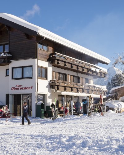 Bei schönem Wetter können Sie nachmittags auf der Terrasse einen heißen Kaffee oder Tee mit einem Stück Kuchen genießen, bevor es wieder zurück auf die Piste geht.