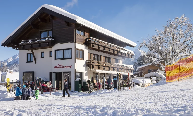 Bei schönem Wetter können Sie nachmittags auf der Terrasse einen heißen Kaffee oder Tee mit einem Stück Kuchen genießen, bevor es wieder zurück auf die Piste geht.