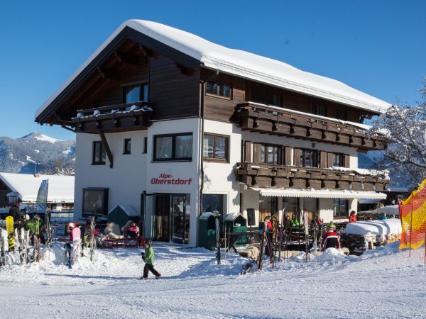 Familienurlaub am Söllereck Das Söllereck ist ein familienfreundliches Skigebiet mit Kinder-Skiland und ist daher bei Familien sehr beliebt. Die Zimmer der Alpe Oberstdorf sind auch nach Familien mit Kindern ausgerichtet.