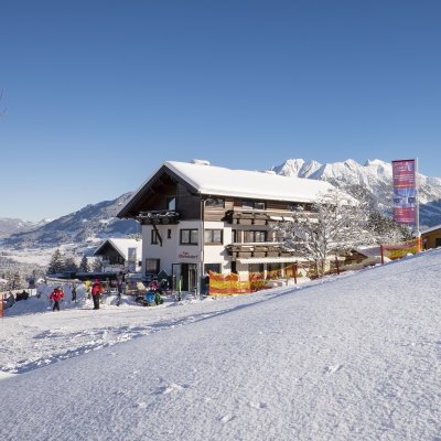 Mitten in der traumhaften Winterlandschaft der Oberstdorfer Berge liegt die Alpe Oberstdorf, eine moderne Alpe mit viel Charm.