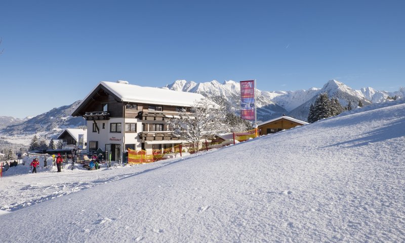 Mitten in der traumhaften Winterlandschaft der Oberstdorfer Berge liegt die Alpe Oberstdorf, eine moderne Alpe mit viel Charm.