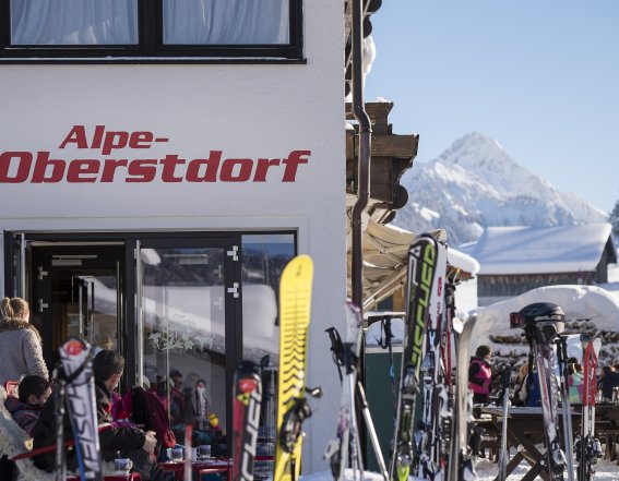 Die Alpe Oberstdorf ist ideal für einen Zwischenstopp an einem Skitag am Söllereck. Hier gibt es sowohl warme als auch kalte Speisen am Mittag oder am Nachmittag.
