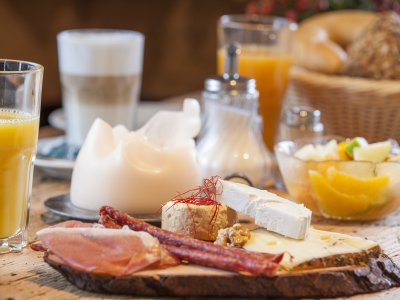 Beim Frühstück auf der Alpe Oberstdorf wird jeder satt. Die  Auswahl an frischem Obst, sowie Wurst und Käse ist reichhaltig und vielfältig.