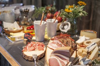 Regionale Wurst- und Käseprodukte gibt es zum täglichen Frühstück auf der Alpe Oberstdorf. Die Auswahl der Kaffee- und Teespezialitäten ist abwechslungsreich und vielversprechend.