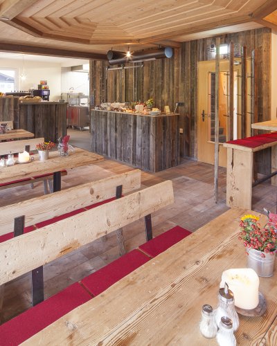 Nach einem anstrengenden Ski- oder Wandertag gibt es in der urigen Alp-Stube für unsere Hausgäste ein leckeres 3-Gang-Menü. Aber auch Gruppen und Firmen sind herzlich zum Alp-Abend willkommen.