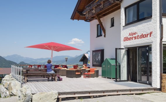 Nehmen Sie Platz und genießen Sie das rundum Panorama auf der Terrasse der Alpe Oberstdorf. Der Blick auf die Berge von Oberstdorf und dem Kleinwalsertal ist einfach nur atemberaubend.