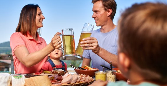 Stärkung bei Brotzeit auf der Alpe Oberstdorf am Söllereck