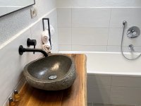 Neues Badezimmer mit Wanne und Dusche