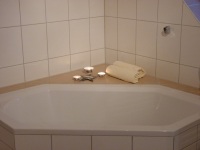 große Eckbadewanne