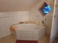 große Eckbadewanne