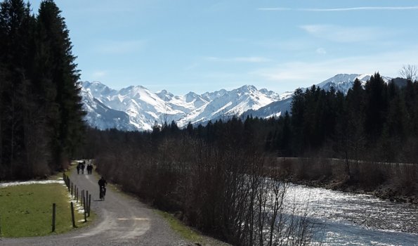 Frühlingspaziergang an der Iller Ausblick auf die Allgäuer Alpen