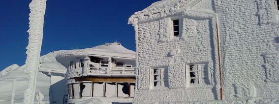 Edmund-Probst Haus am Nebelhorn Winteraufnahme des Edmund-Probst-Hauses am Nebelhorn im Allgäu. Das Haus liegt hoch oben in den verschneiten Bergen, umgeben von glitzerndem Schnee und Eiszapfen, mit beeindruckender Aussicht auf die umliegenden Alpen. Das Bild vermittelt die klare Winteratmosphäre, die Ruhe der Höhenlage und die Schönheit der Oberstdorfer Bergwelt, perfekt für Wanderer, Skifahrer und Naturliebhaber.