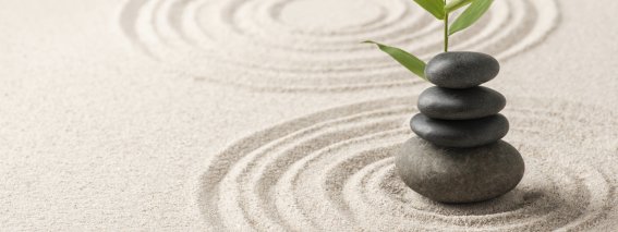 Gestapelte-zen-steine-sand_Wellness